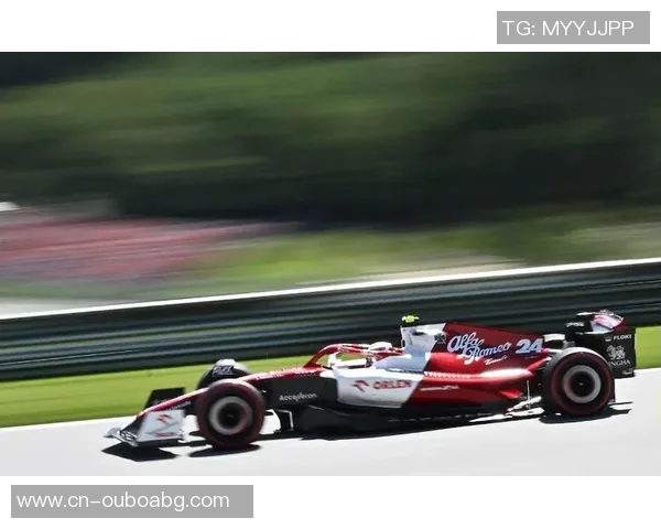 F1赛车与战斗机的速度较量谁能称霸天空与赛道的巅峰 F1赛车与战斗机的速度较量谁能称霸天空与赛道的巅峰